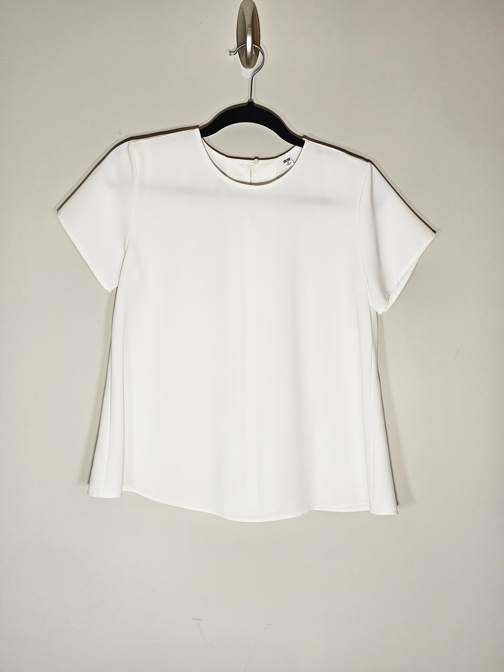 Uniqulo Classic Off-White Short-Sleeve Women's Top